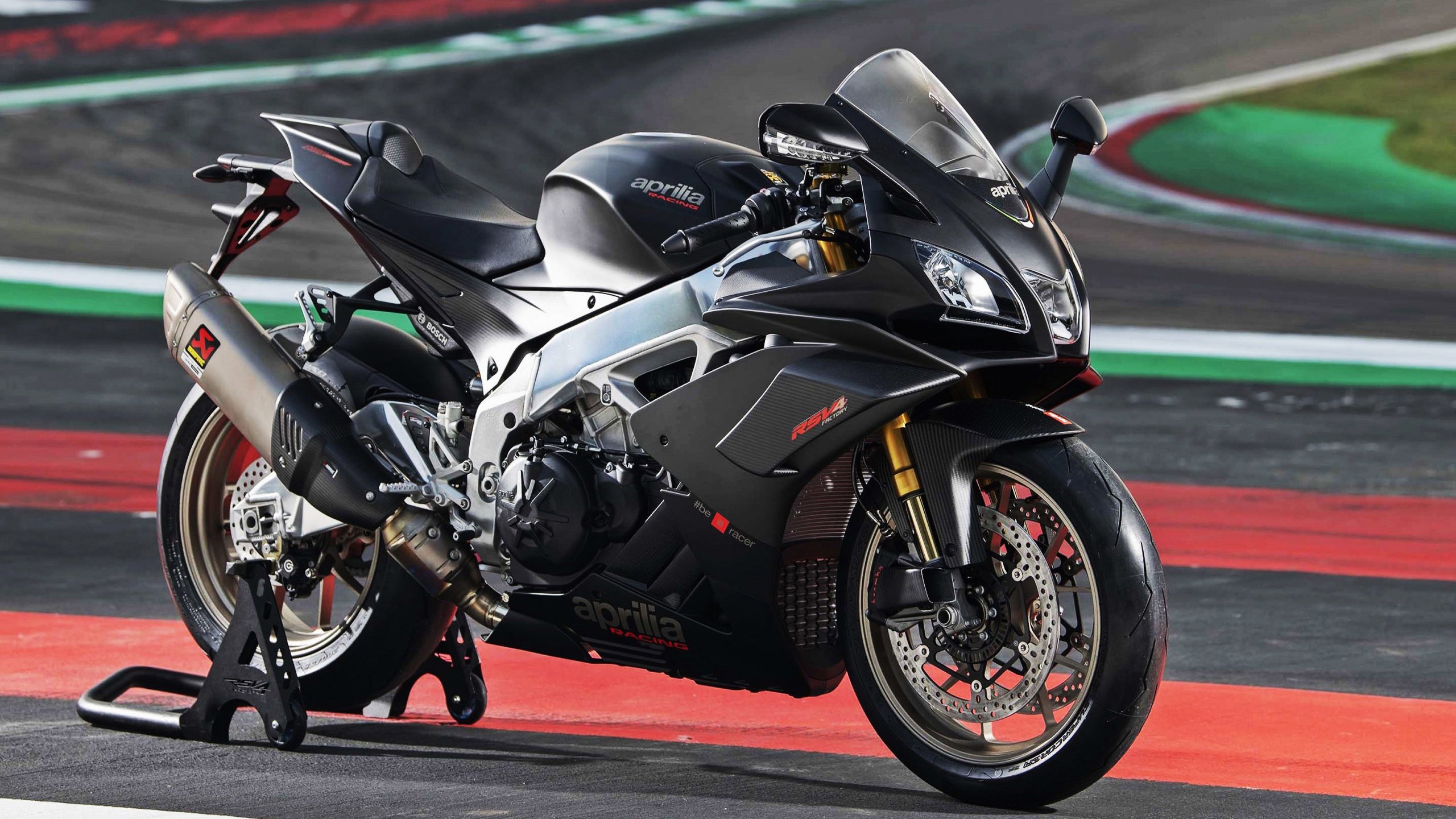 现场气氛火热:观众鼓掌欢呼不断,比赛氛围浓厚!,比赛现场气氛怎么形容