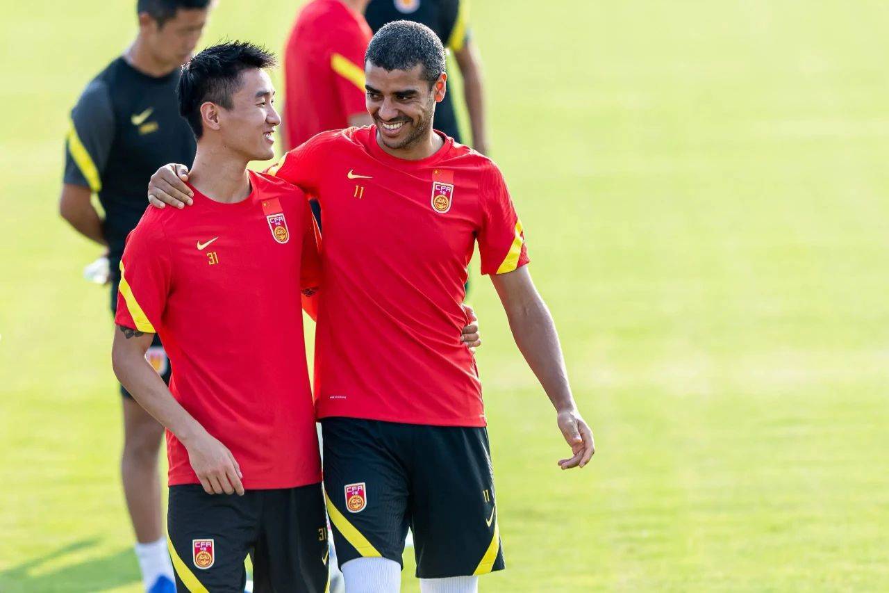 B体育APP:中国足球归化“骑虎难下”，球迷：归化球员是“救星”还是“鸡肋”？的简单介绍