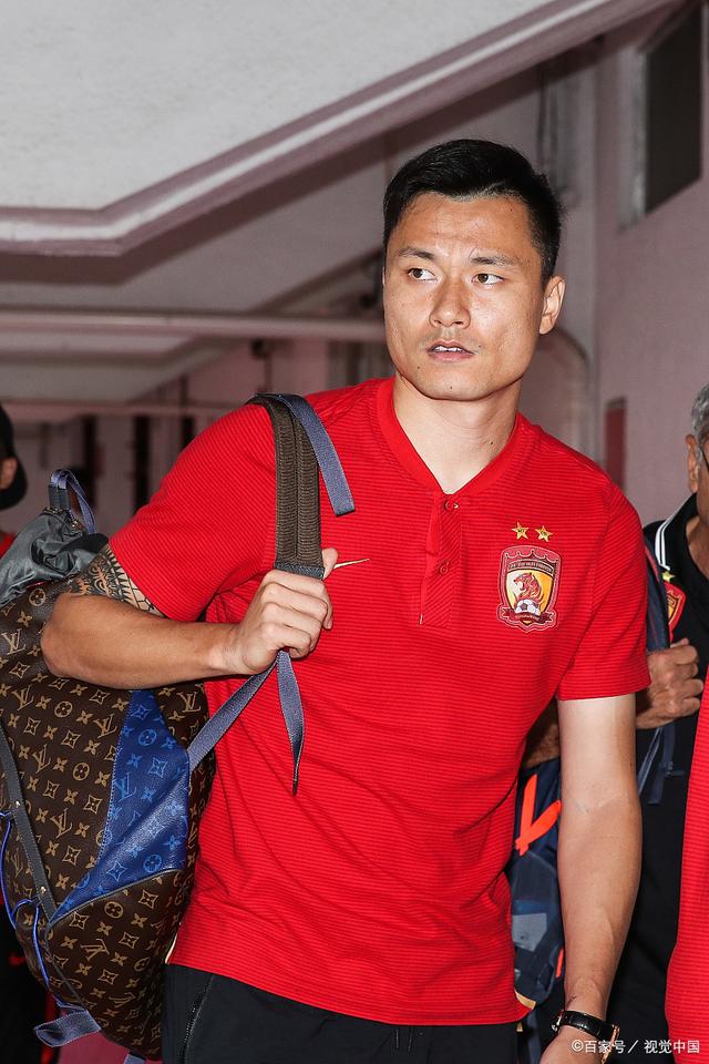 B体育APP:老将冯潇霆“重返国家队”，球迷：希望他能发挥经验，稳定后防！的简单介绍