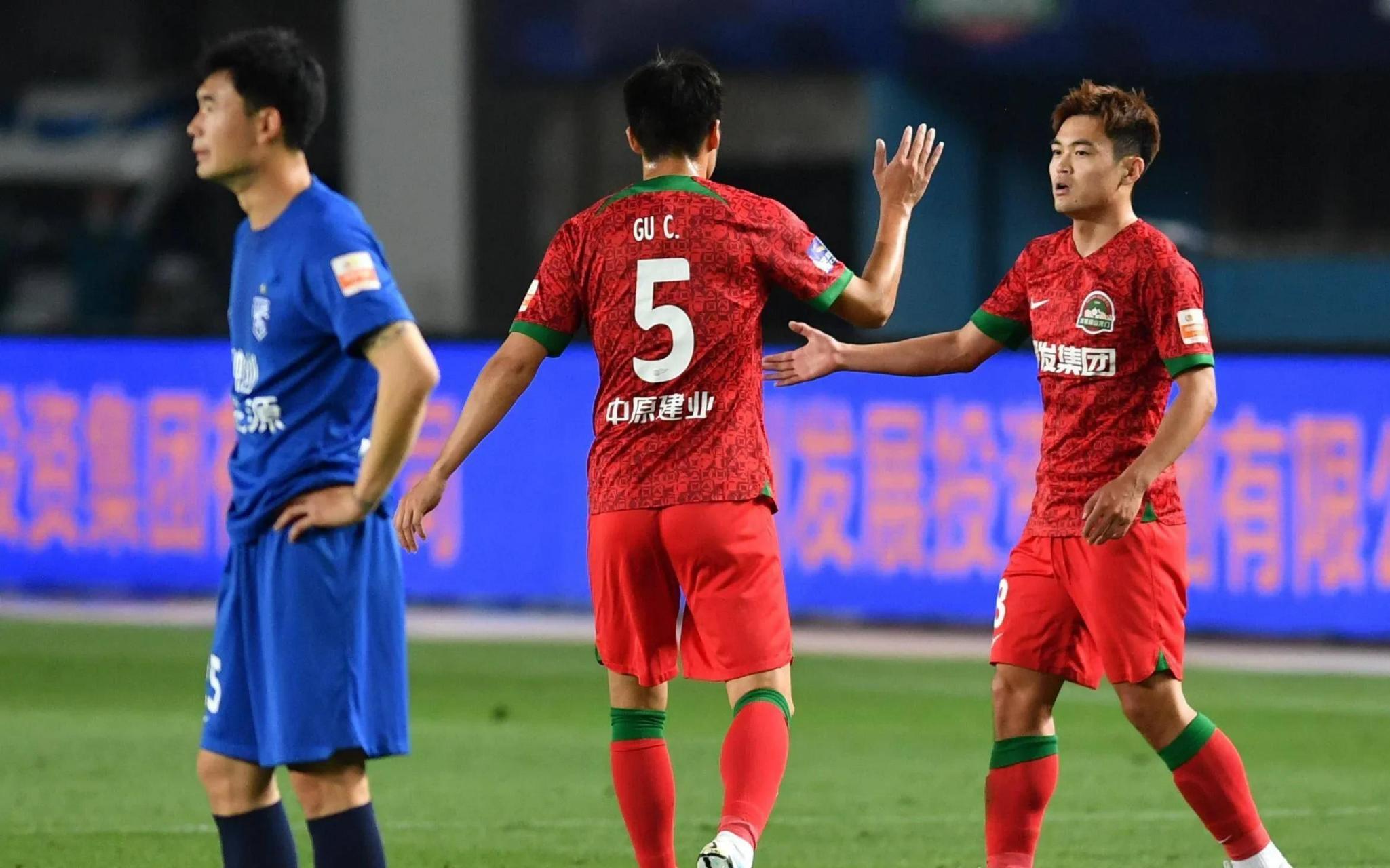 包含B体育APP：中超联赛新赛季揭幕，球迷热情高涨的词条